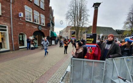 Demonstranten tegen de komst van Zwarte Piet