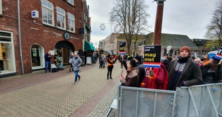 Demonstranten tegen de komst van Zwarte Piet